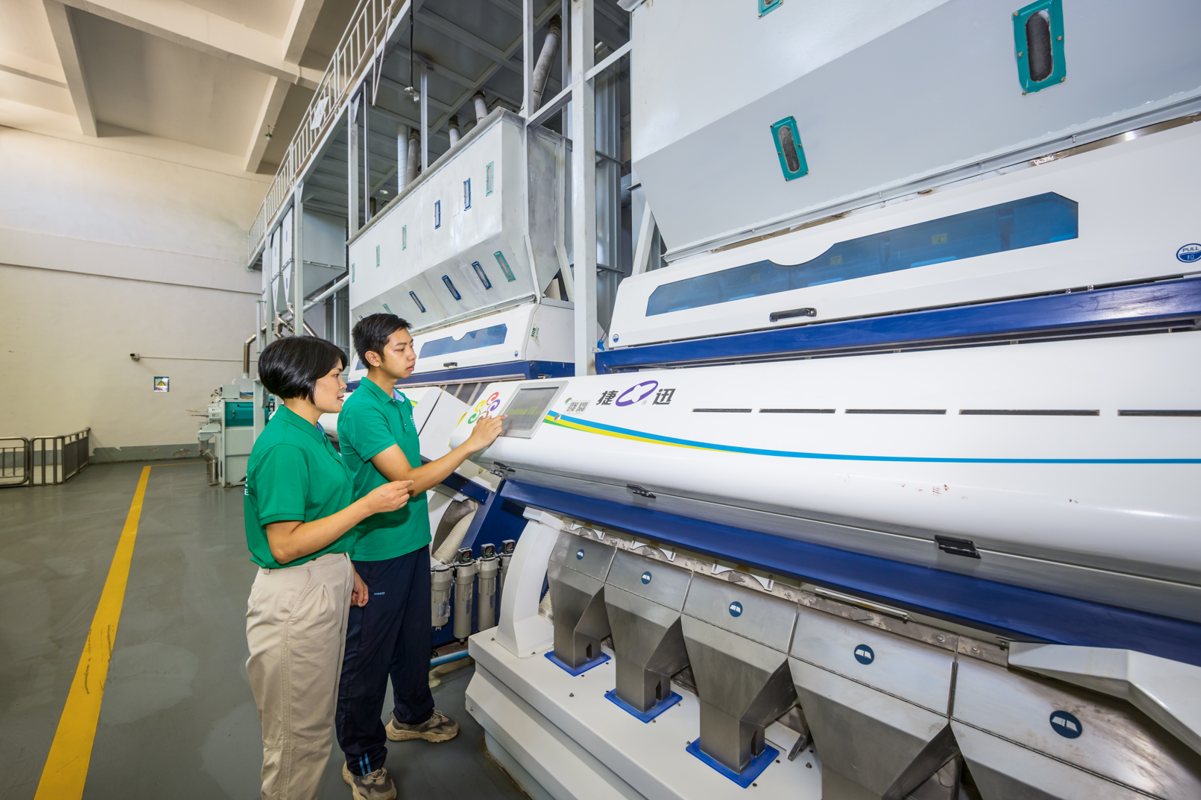 蔣總視(shì)察智能(néng)生(shēng)産線.jpg 蔣總視(shì)察智能(néng)生(shēng)産線.jpg