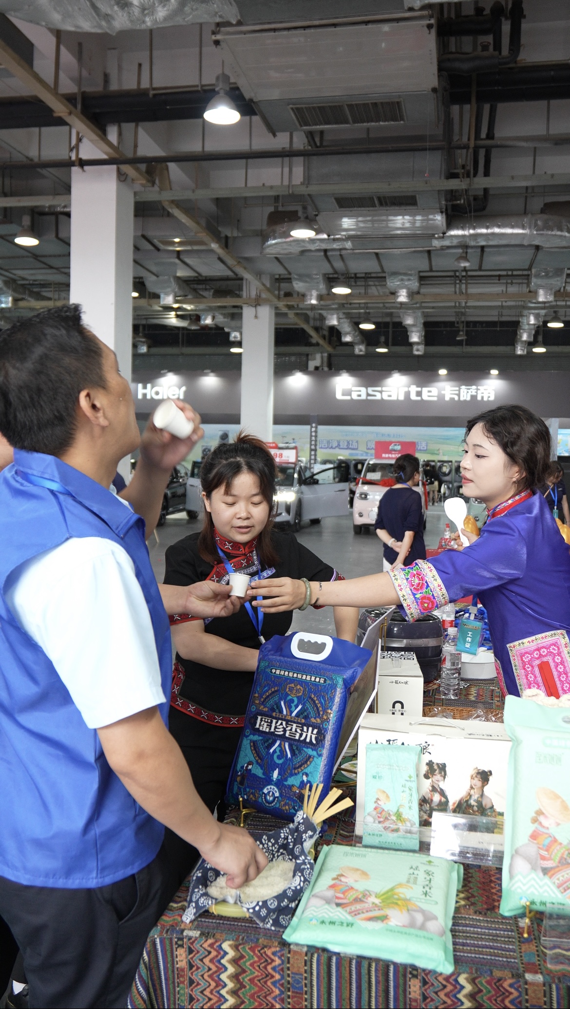 海(hǎi)爾家(jiā)博會(huì)現(xiàn)場(chǎng)品鑒試吃(chī) (1).jpg